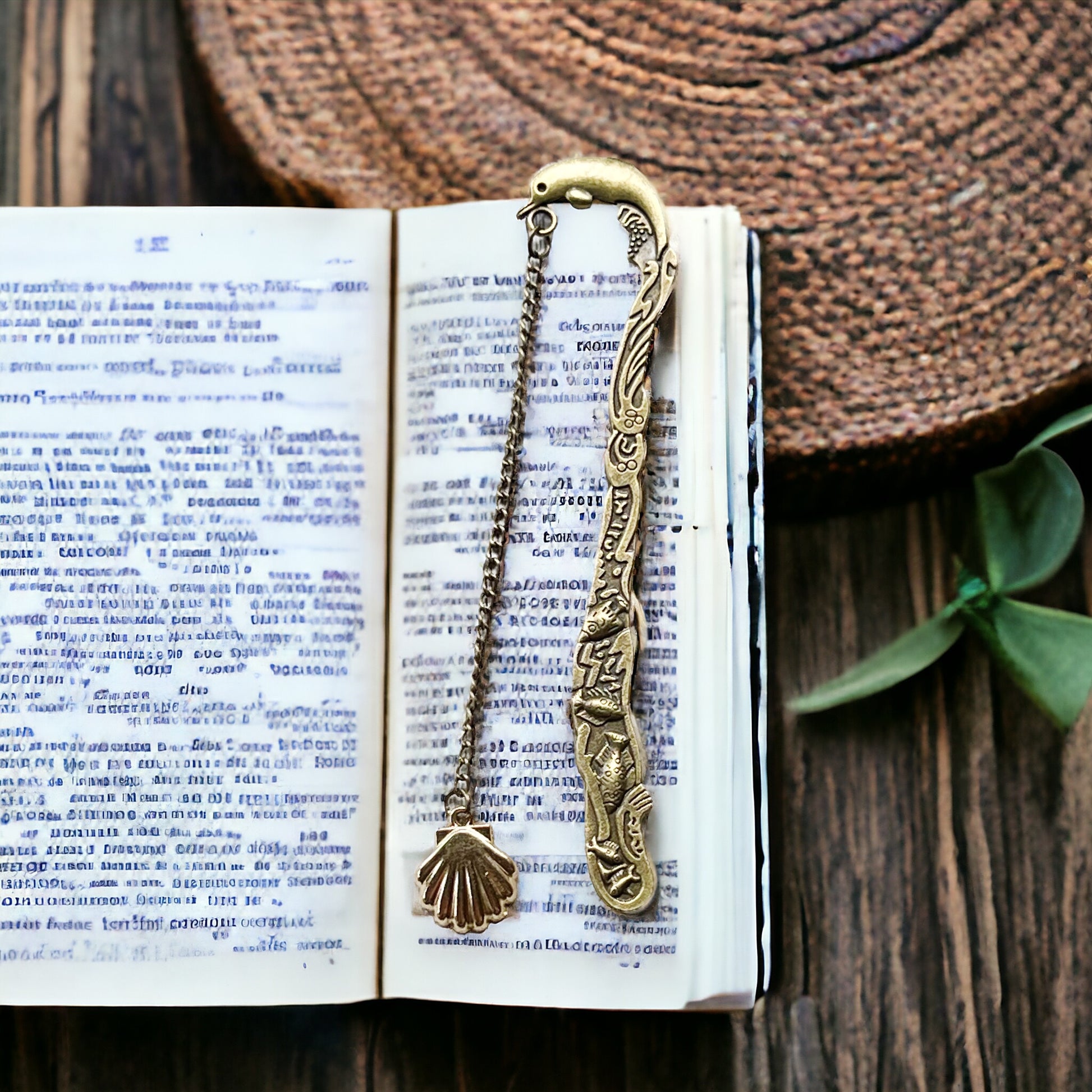 Metal Dolphin Bookmark with Seashell Dangle Chain Charm - Coastal-Inspired Reading Accessory