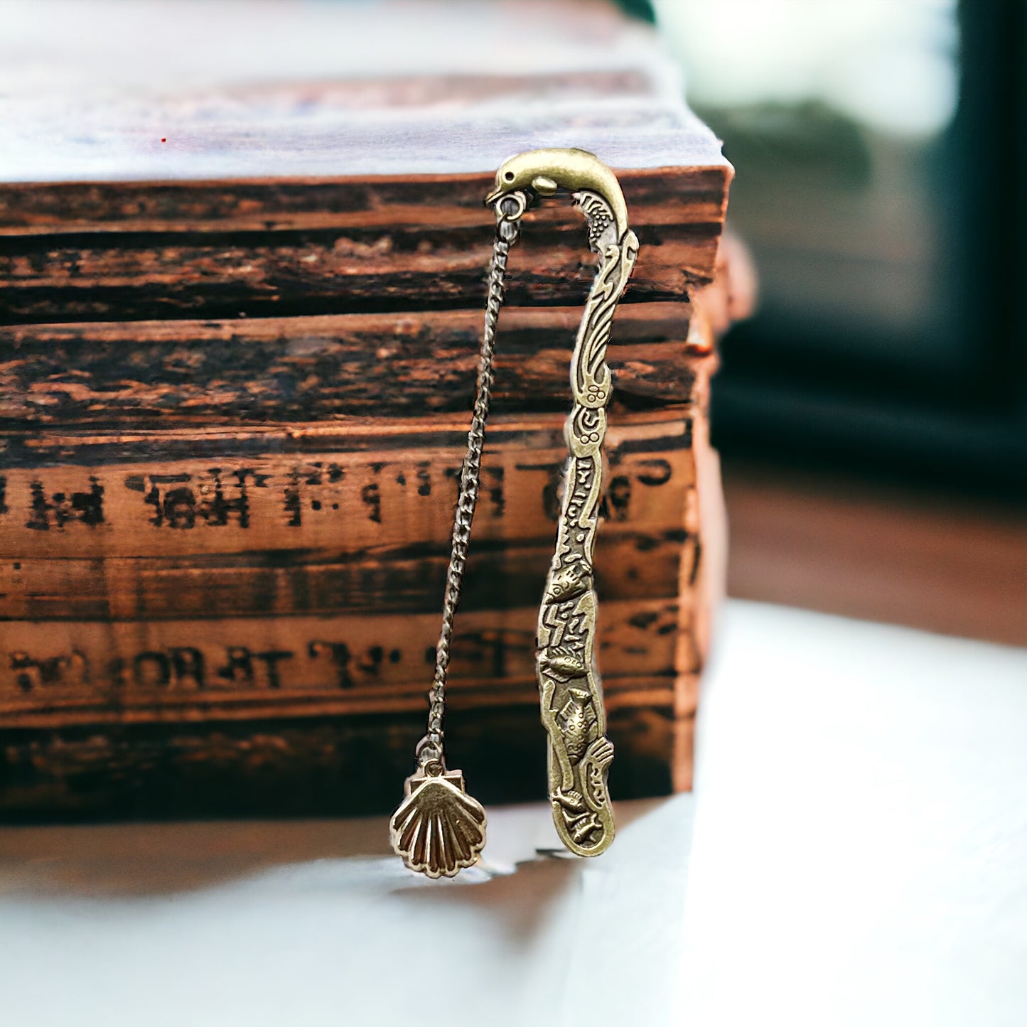 Metal Dolphin Bookmark with Seashell Dangle Chain Charm - Coastal-Inspired Reading Accessory