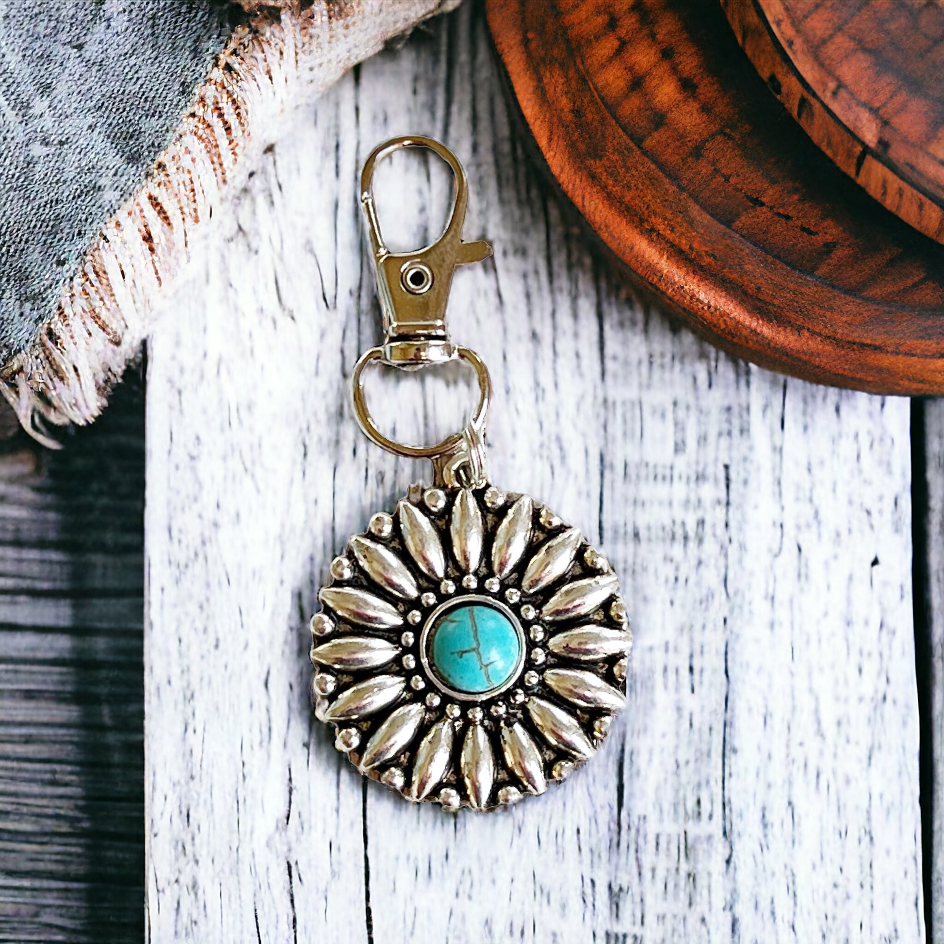 Western Turquoise Medallion Zipper Pull: Stylish Handbag Accent with Southwestern Flair