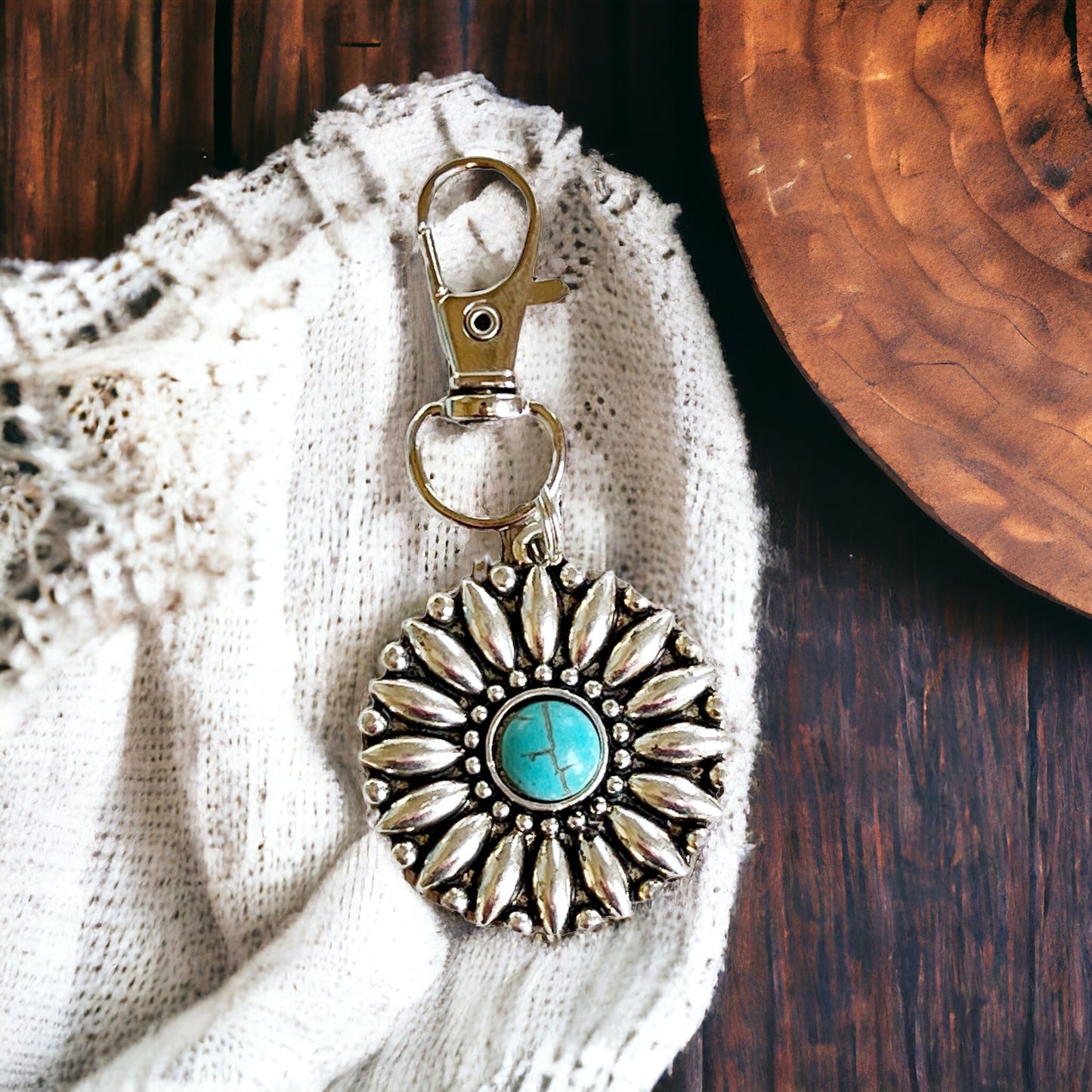 Western Turquoise Medallion Zipper Pull: Stylish Handbag Accent with Southwestern Flair