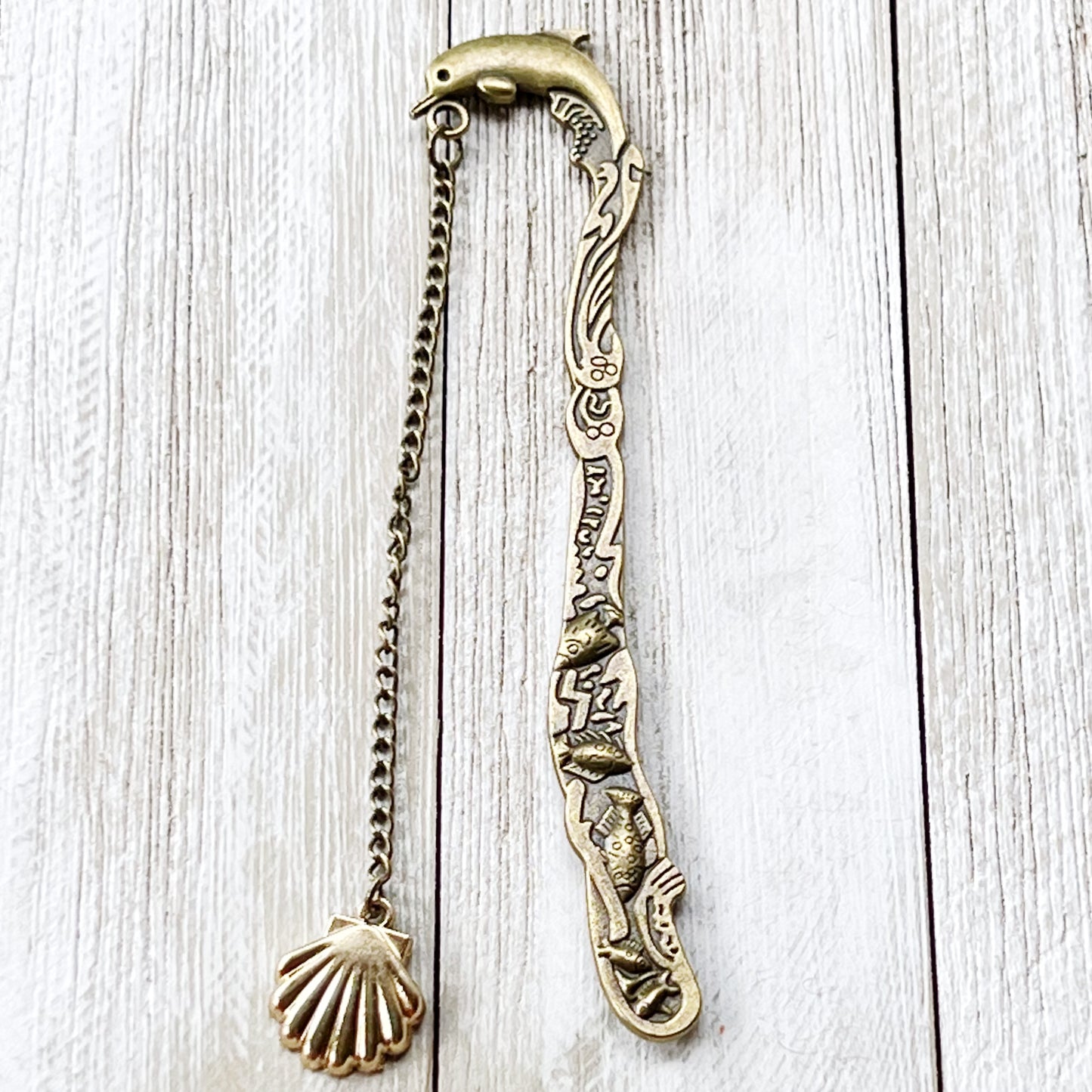 Metal Dolphin Bookmark with Seashell Dangle Chain Charm - Coastal-Inspired Reading Accessory