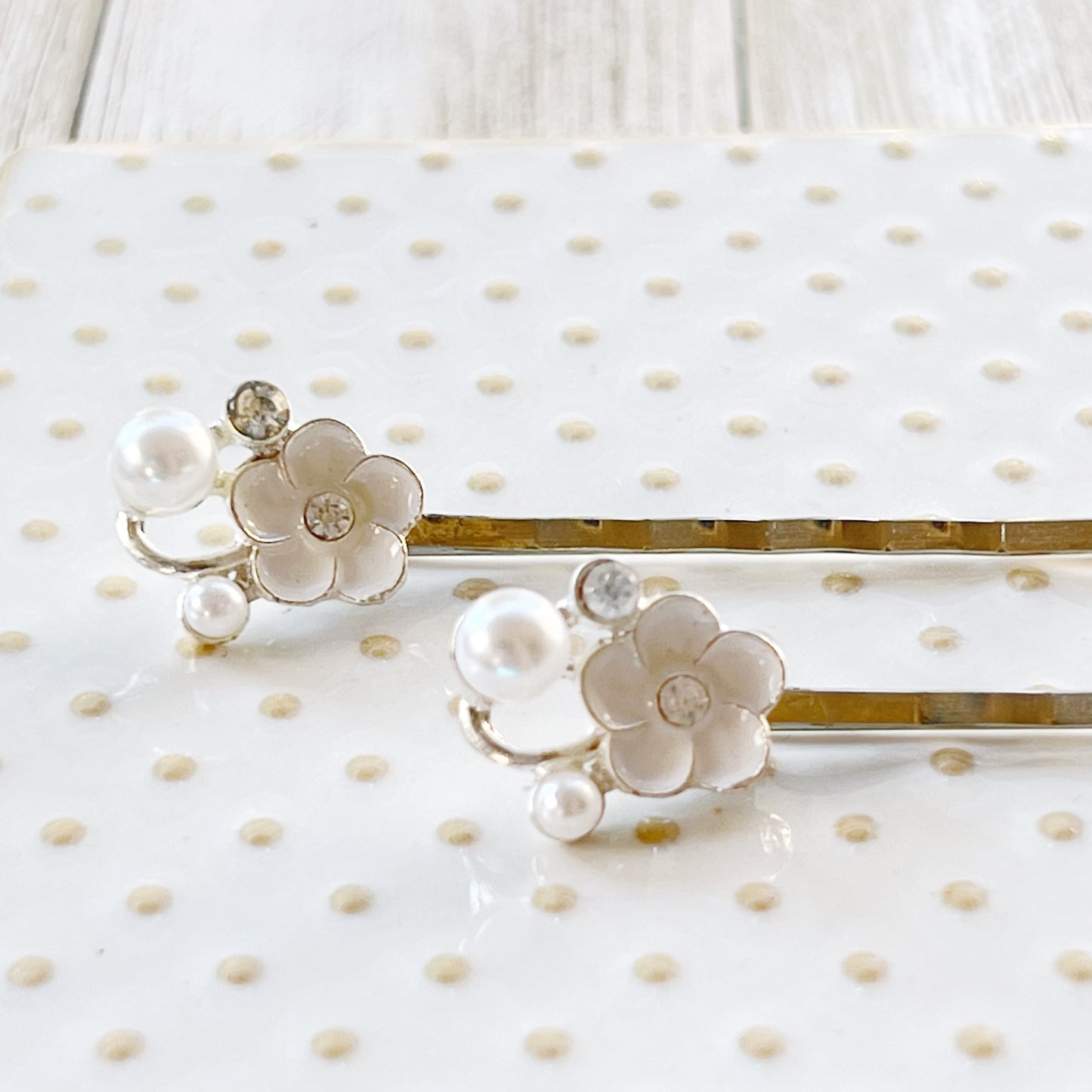 White Flower Pearl & Rhinestone Hair Pins: Elegant Silver Accents