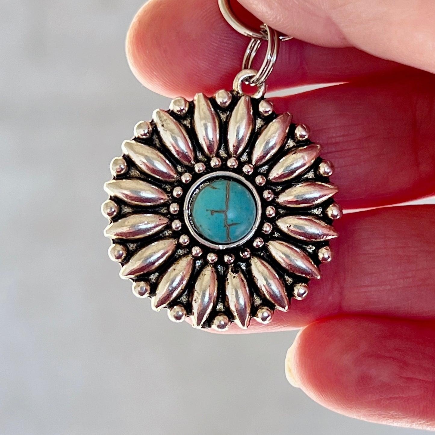 Western Turquoise Medallion Zipper Pull: Stylish Handbag Accent with Southwestern Flair