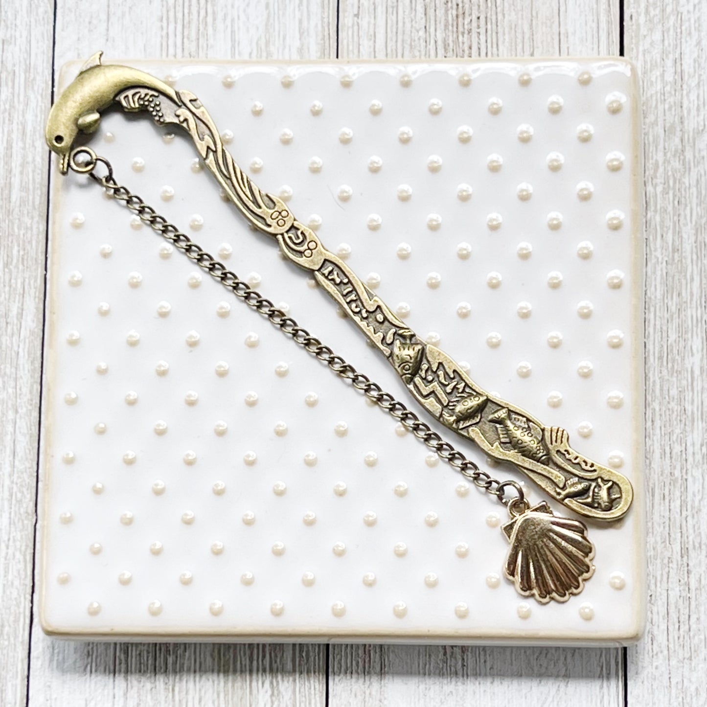 Metal Dolphin Bookmark with Seashell Dangle Chain Charm - Coastal-Inspired Reading Accessory