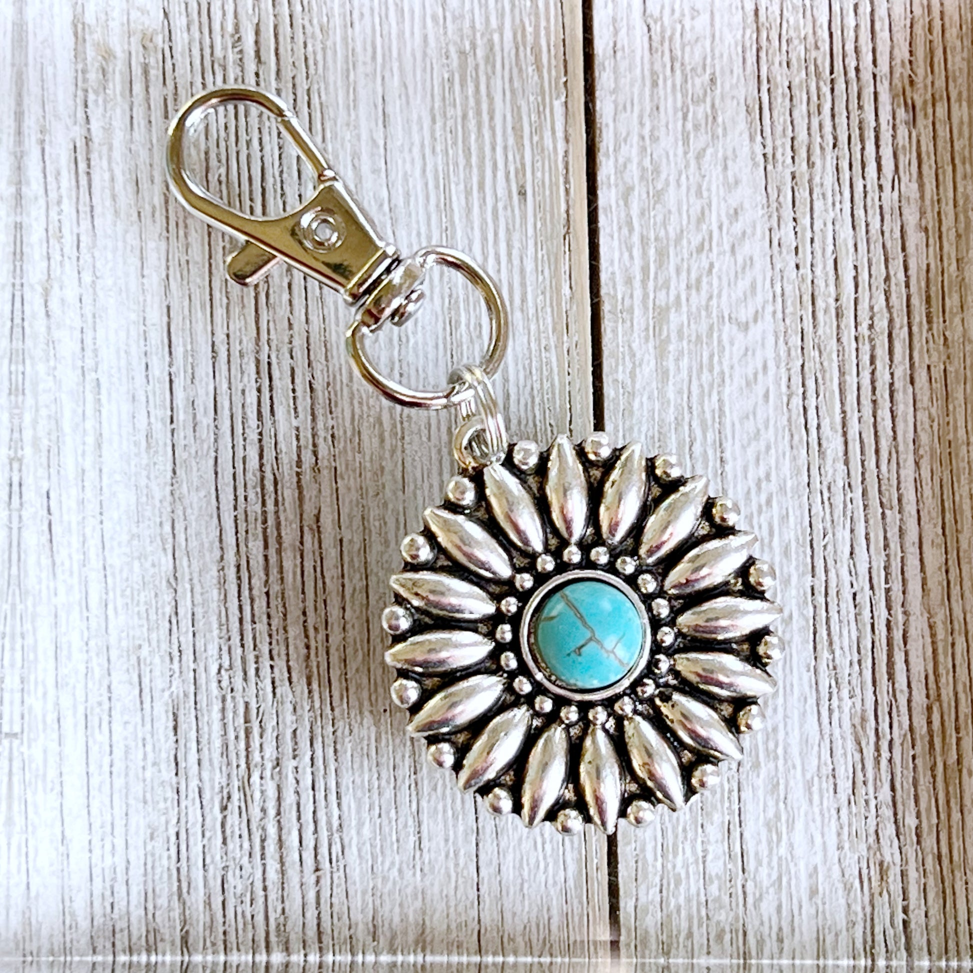 Western Turquoise Medallion Zipper Pull: Stylish Handbag Accent with Southwestern Flair