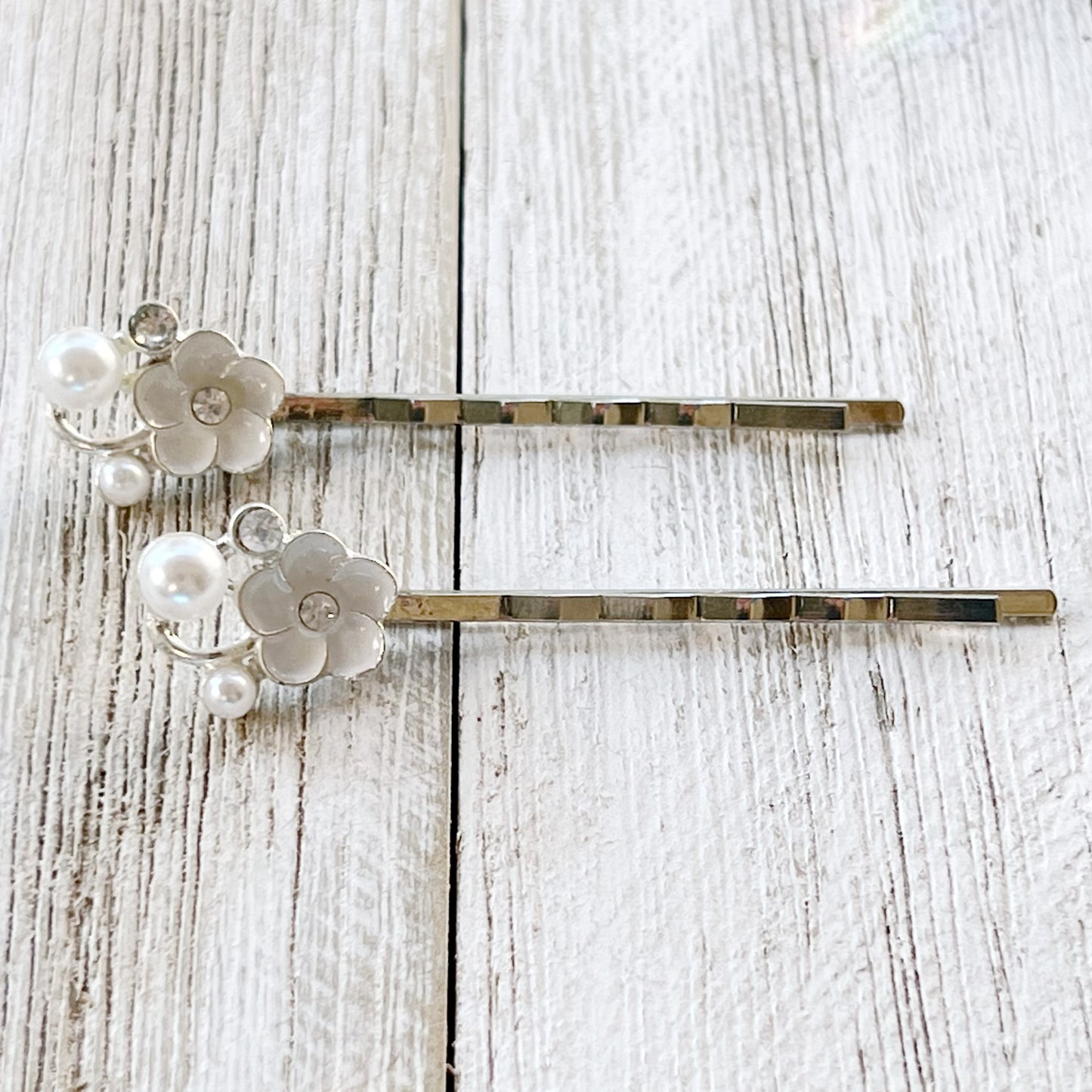 White Flower Pearl & Rhinestone Hair Pins: Elegant Silver Accents