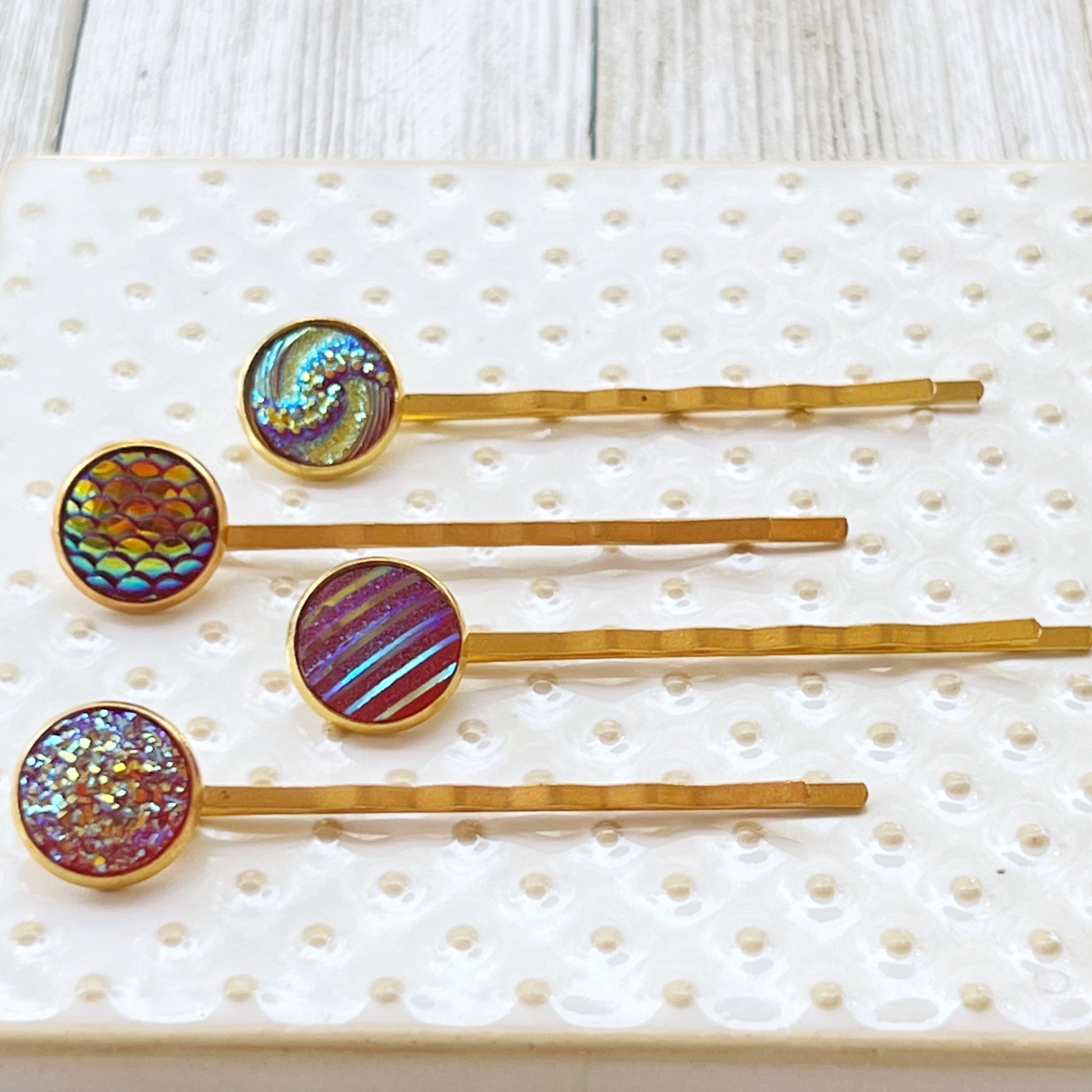 Set of 4 Gold Hair Pins: Textured Variety in Red Tones for Elegant Hairstyles