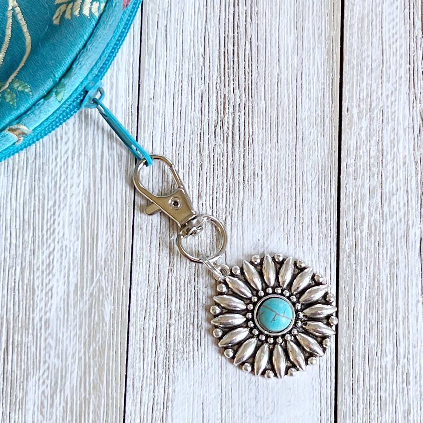 Western Turquoise Medallion Zipper Pull: Stylish Handbag Accent with Southwestern Flair