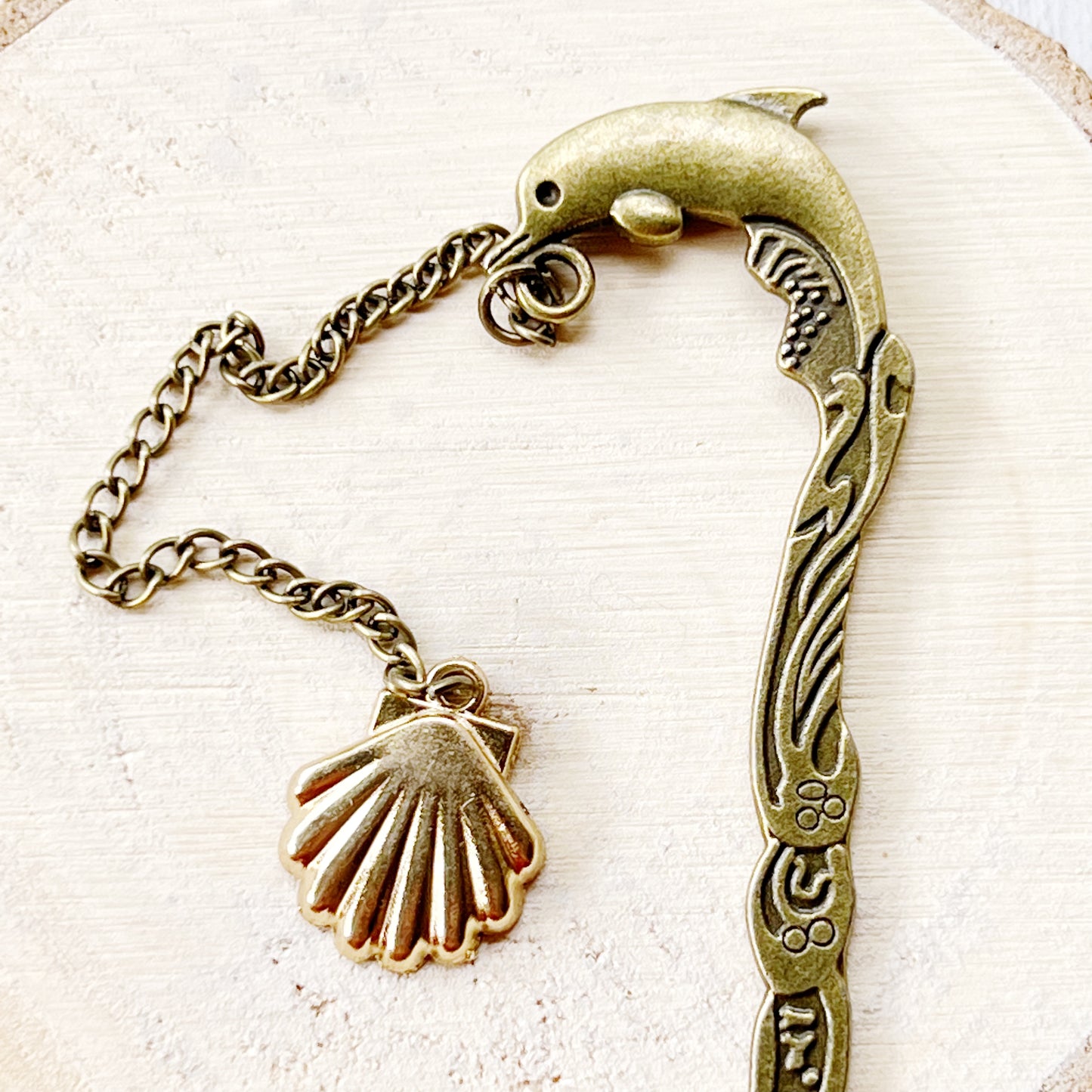 Metal Dolphin Bookmark with Seashell Dangle Chain Charm - Coastal-Inspired Reading Accessory