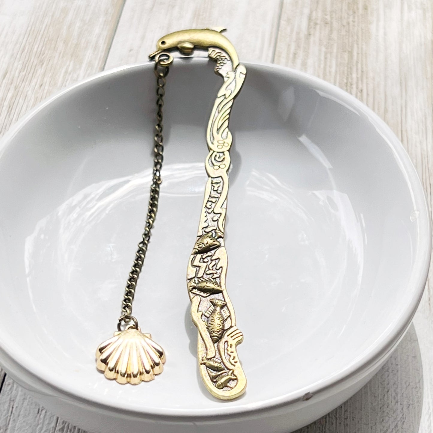 Metal Dolphin Bookmark with Seashell Dangle Chain Charm - Coastal-Inspired Reading Accessory