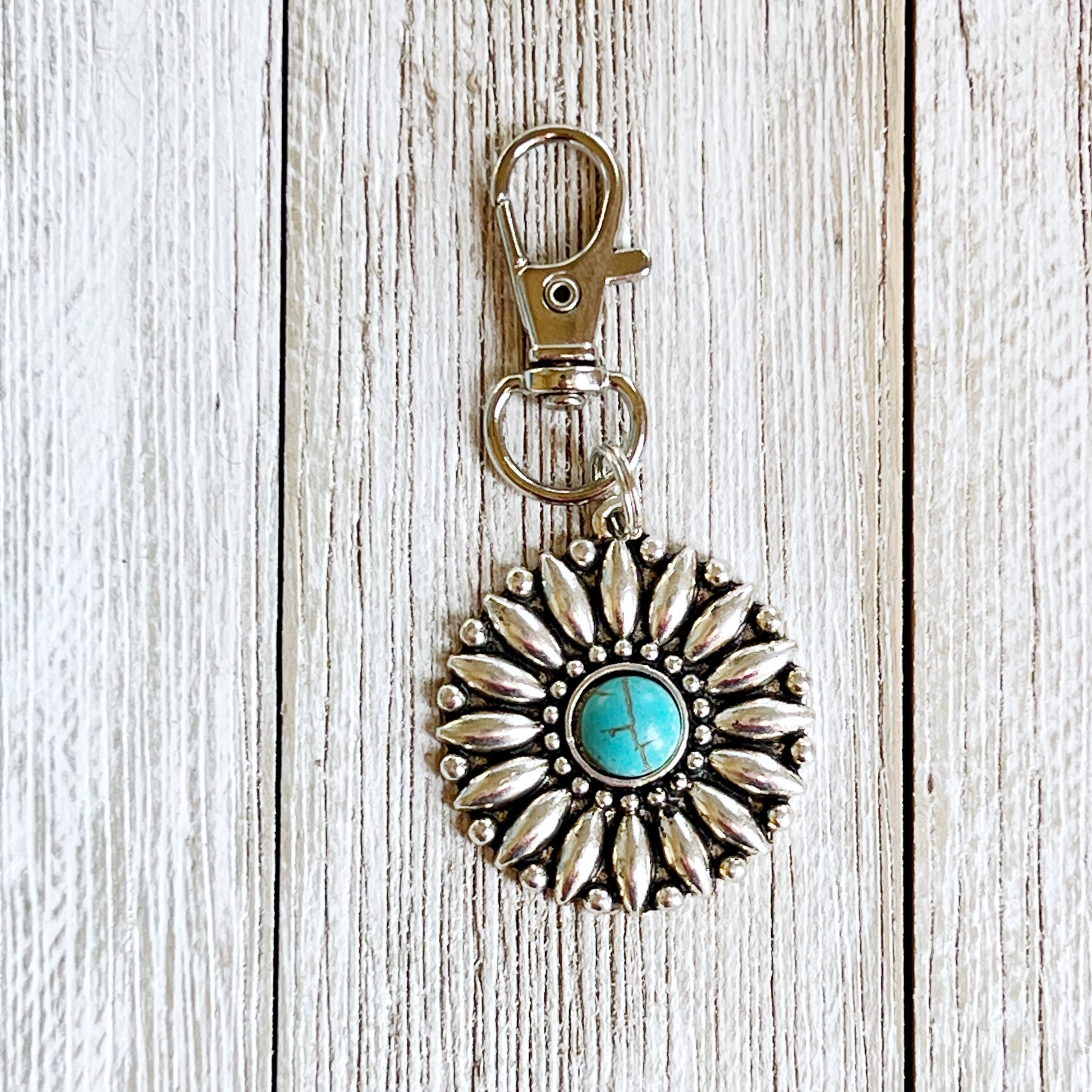 Western Turquoise Medallion Zipper Pull: Stylish Handbag Accent with Southwestern Flair