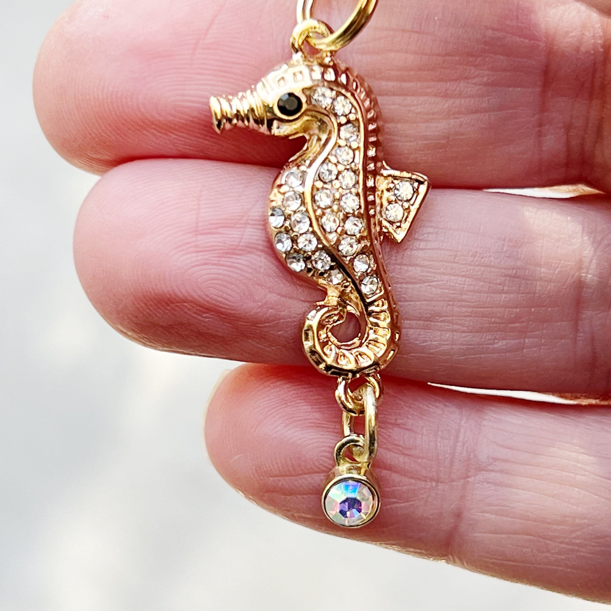 Seahorse Zipper Pull Keychain Purse Charm: Sparkling Rhinestones for Beachy Vibes